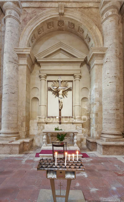 Chiesa di San Biagio interno con altare e candele, Toscana, Italia — Foto stock