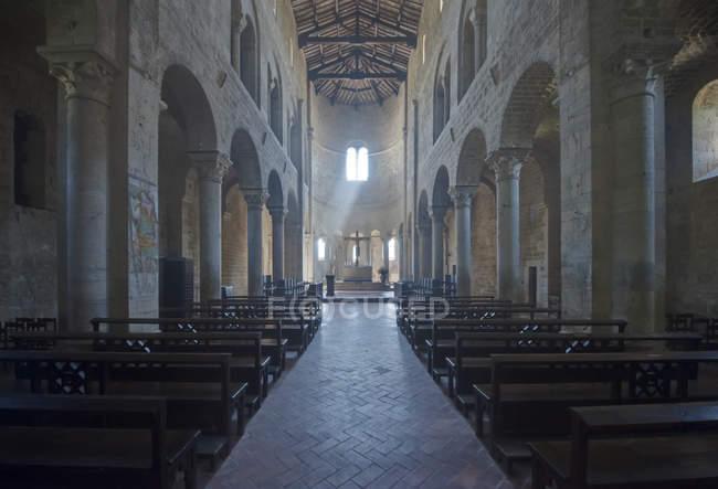 Abbazia di Sant Antimo abadía interior con alter, Toscana, Italia - foto de stock