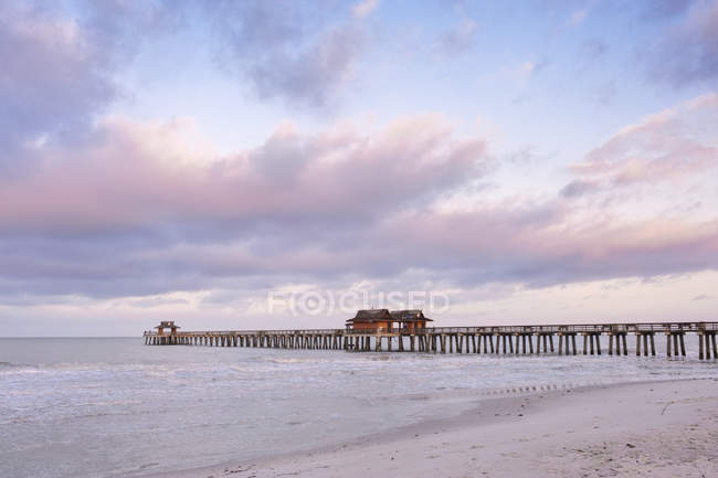 Naples pier at dawn, Gulf of Mexico, Florida, USA — Stock Photo
