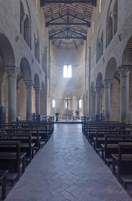 Abbazia di Sant Antimo abbazia interna con alter, Toscana, Italia — Foto stock