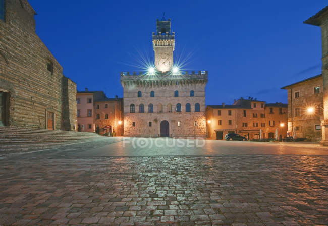 Palazzo comunale palazzo beleuchtet im Morgengrauen, montepulciano, toskana, italien — Stockfoto
