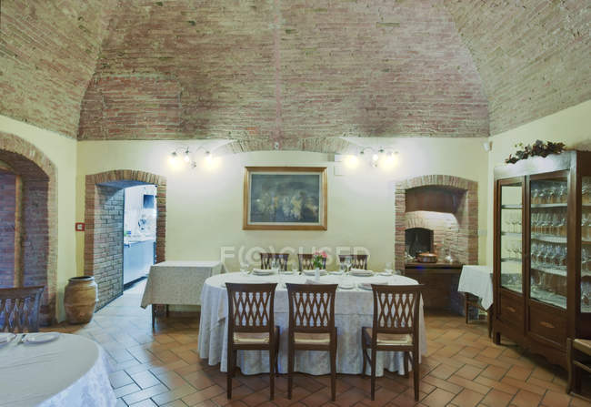 Интерьер ресторана La Grotta в Монтепульчано, Тоскана, Италия — стоковое фото