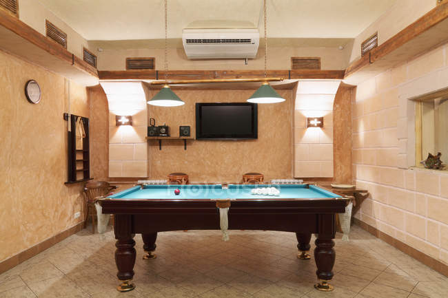 Salle de loisirs avec table de billard à l'intérieur moderne — Photo de stock