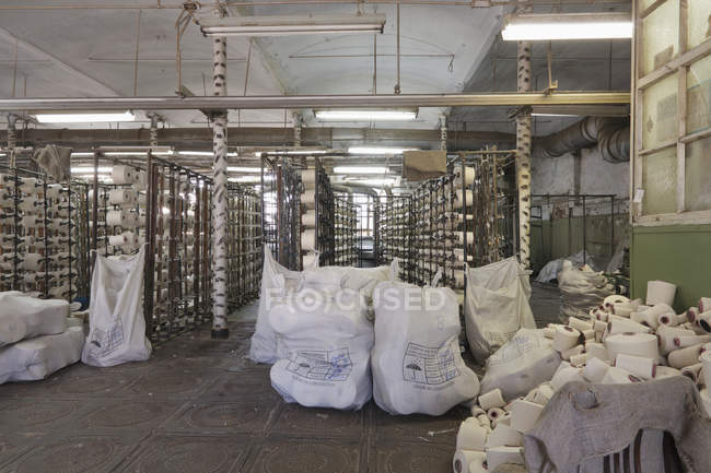 Equipos en fábrica textil, Nikologory, Rusia - foto de stock