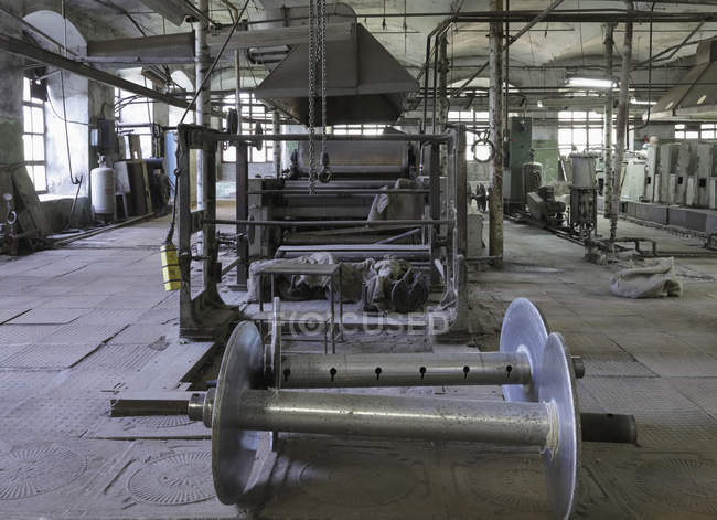 Fabricación textil en el interior de la antigua fábrica, Nikologory, Rusia - foto de stock