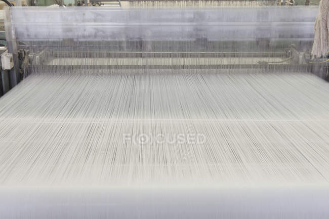 Tear industrial na fábrica têxtil, Nikologory, Rússia — Fotografia de Stock