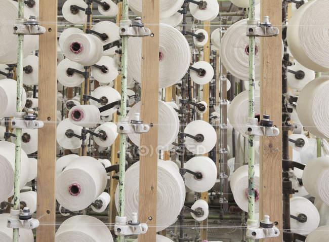 Bobinas de hilos en fábrica textil, Nikologory, Rusia - foto de stock
