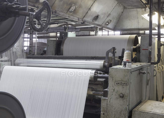Telar industrial en fábrica textil, Nikologory, Rusia - foto de stock