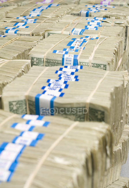 Банкноты в долларах США, упакованные в банкноты в сейфе Федерального резервного банка США в Чикаго, штат Иллинойс, США . — стоковое фото