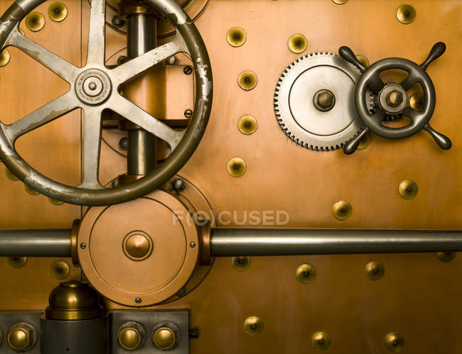 Хакер на двери сейфа в интерьере здания коммерческого банка, Чикаго, штат Иллинойс, США — стоковое фото
