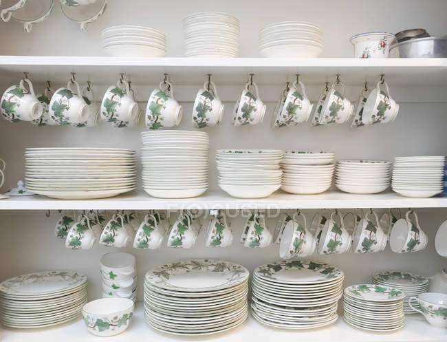 Geschirrschrank aus Porzellan mit floralem Druck — Stockfoto