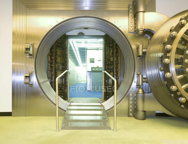 Porta do cofre aberta no interior do edifício do banco comercial, Chicago, Illinois, EUA — Fotografia de Stock