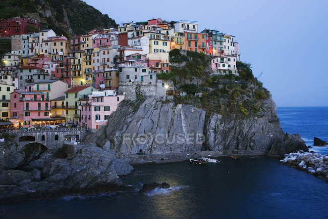 Cinque Terre ciudad de Manarola al atardecer, Italia - foto de stock
