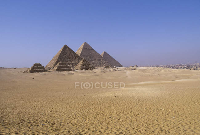 Piramidi di Zoser e Giza a Saqqara, monumenti sepolcrali antichi, patrimonio mondiale dell'UNESCO, Egitto . — Foto stock