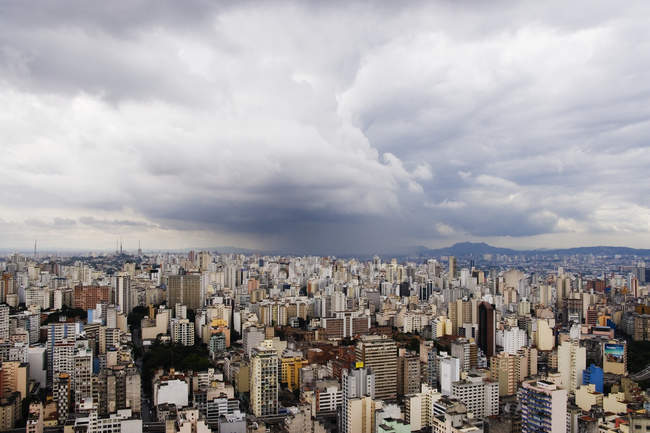 Тропічний душ наближається до центру міста Сан-Паулу, Бразилія — стокове фото