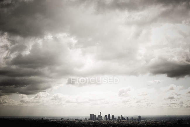 Skyline di Los Angeles sotto il cielo nuvoloso, USA — Foto stock