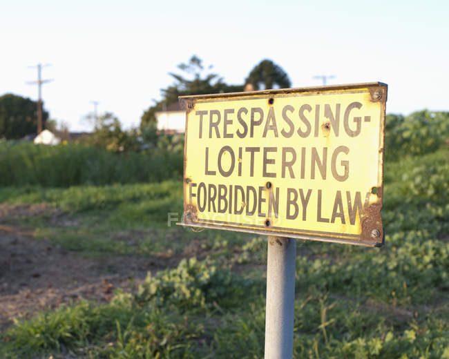 No Trespassing sign in countryside of California, USA — Stock Photo