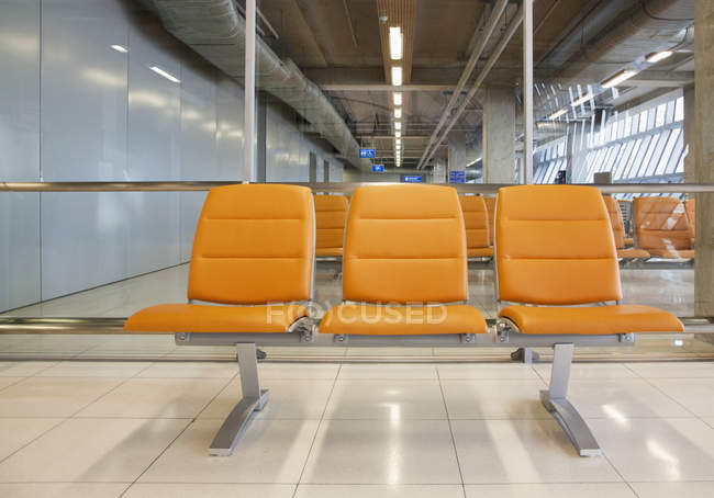 Assentos no aeroporto, Aeroporto de Suvarnabhumi, Bangkok, Tailândia — Fotografia de Stock