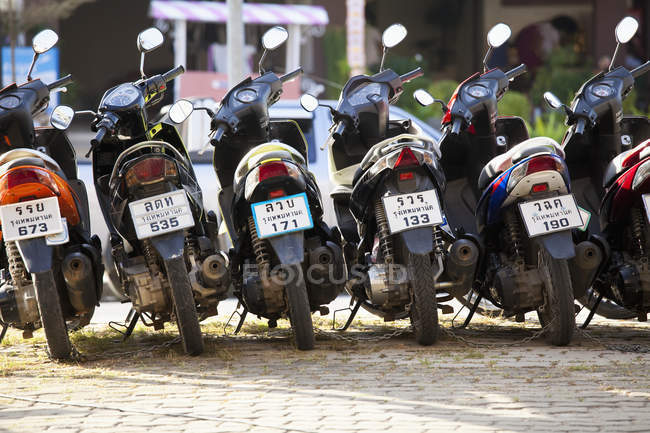 Scooters de motor estacionados em uma fileira em Ao Nang, Tailândia — Fotografia de Stock