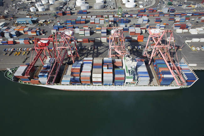Contenedores de carga en muelle comercial en Seattle, Washington, EE.UU. - foto de stock