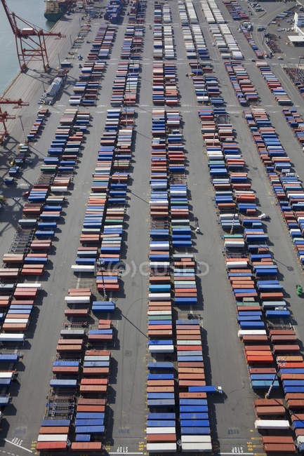 Contenitori di carico in fila al molo commerciale di Seattle, Washington, USA — Foto stock