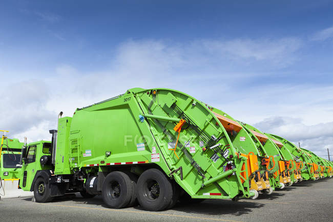 Müllwagen-Flotte auf Parkplatz in den USA — Stockfoto