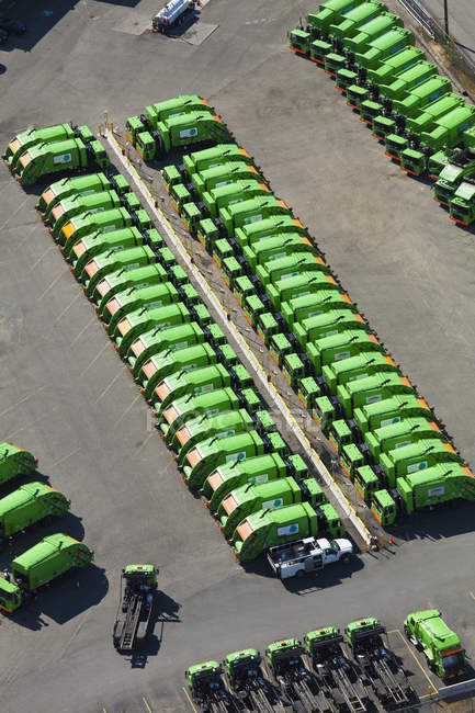 Зеленые мусоровозы на парковке в Сиэтле, США — стоковое фото