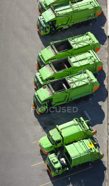 Camions à ordures verts dans le stationnement à Seattle, États-Unis — Photo de stock