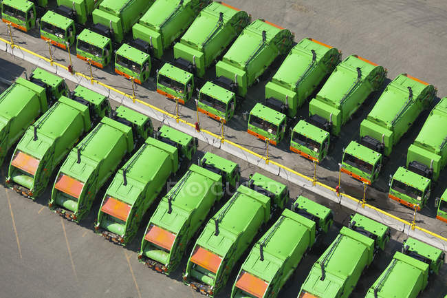 Green garbage trucks in parking lot in Seattle, USA — Stock Photo