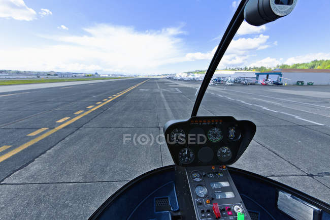 Pista de aterrizaje desde la cabina en Seattle, Washington, EE.UU. - foto de stock