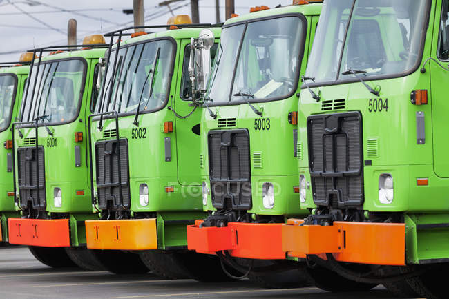 Grüne Müllwagen auf dem Parkplatz in Seattle, USA — Stockfoto