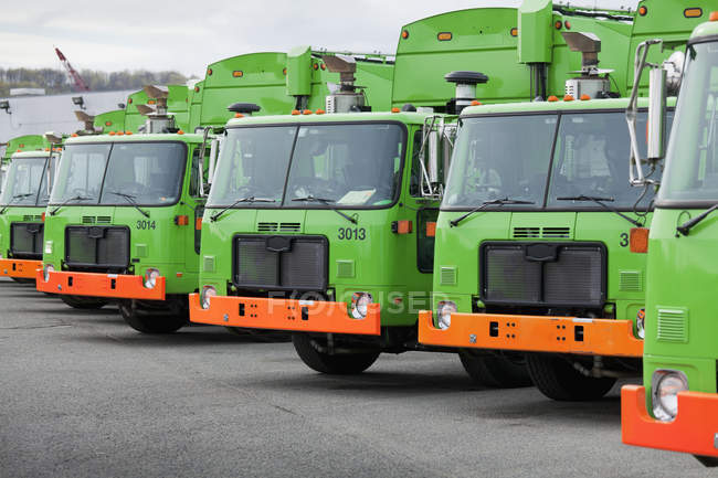 Camiones de basura verdes en el estacionamiento en Seattle, EE.UU. - foto de stock