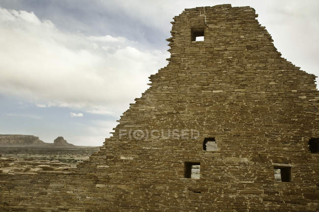 Rovine di vecchia struttura nel paesaggio desertico con rocce — Foto stock