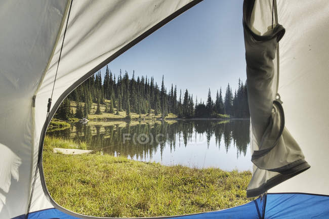 Paesaggio con lago tranquillo, vista dalla tenda, Fiume Greenwater, Washington, Stati Uniti d'America — Foto stock
