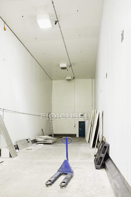 Interior do armazém vazio e desutilizado com tomada de paletes — Fotografia de Stock