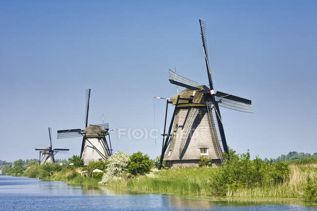 Mulini a vento sulla riva del fiume, Kinderdijk, Paesi Bassi, Europa — Foto stock