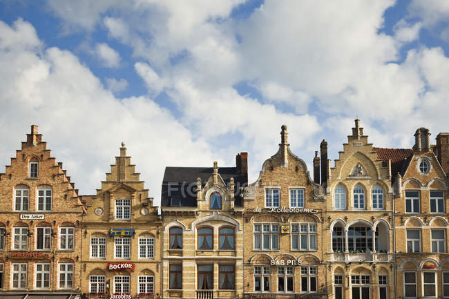 Arquitetura flamenga sob nuvens em Ypres, Flandres Ocidental, Bélgica — Fotografia de Stock