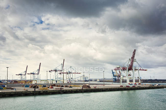 Grues sur quai commercial à Dunkerque, France — Photo de stock