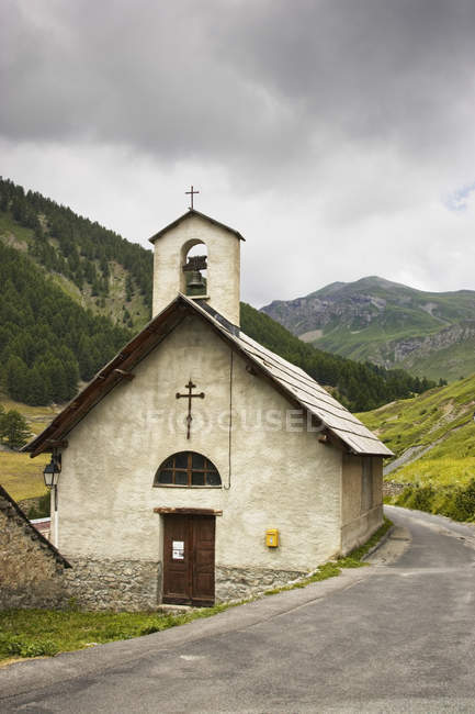 Capela rural na área montanhosa, Bousieyas, França, Europa — Fotografia de Stock