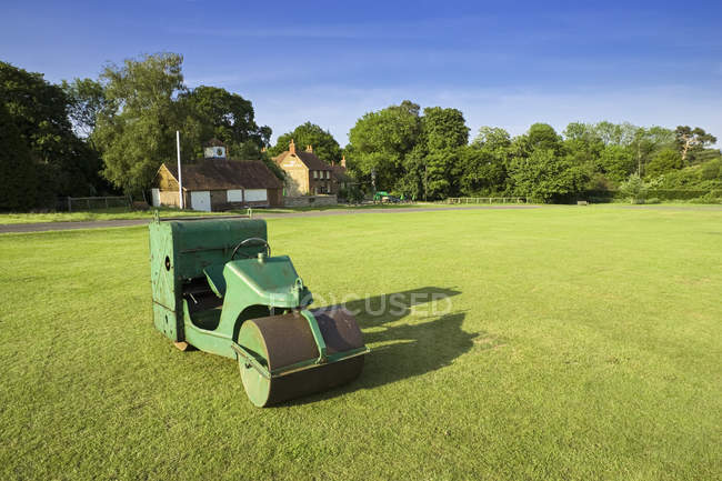 Village green lawn and grass roller in England, Great Britain, Europe — Stock Photo