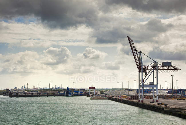 Guindaste no porto sob o dramático céu nublado, Dunquerque, França — Fotografia de Stock