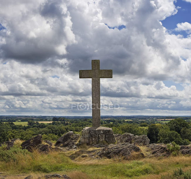 Cruz em rochas no interior da Bretanha, França — Fotografia de Stock