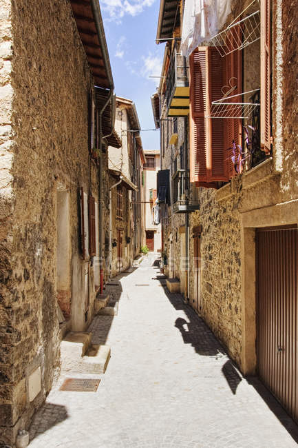 Alleyway with old houses in Clans, Alpes-Maritimes, Francia — Foto stock