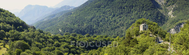 Valle panoramica con cappella in pietra in Francia — Foto stock