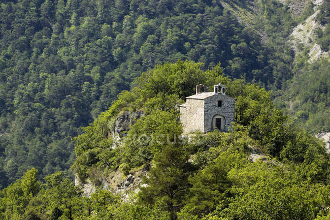 Capela de pedra empoleirada no pico das montanhas, França — Fotografia de Stock