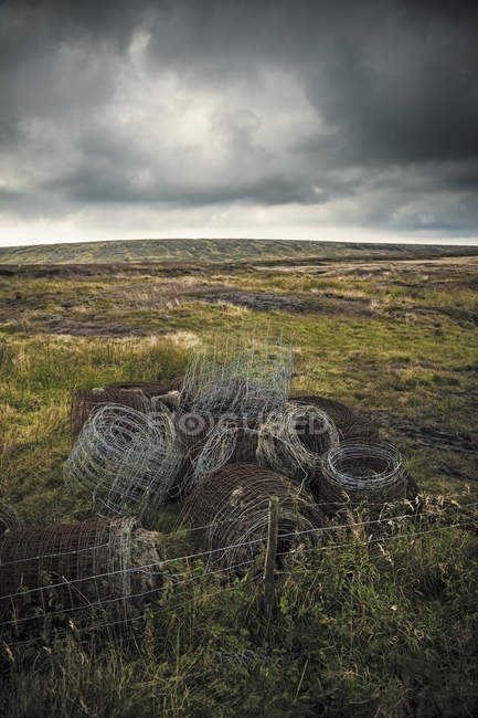 Rotoli di filo spinato e recinzione nello Yorkshire, Inghilterra, Gran Bretagna, Europa — Foto stock