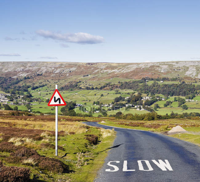 Estrada do país com sinal em Dale, Inglaterra, Grã-Bretanha, Europa — Fotografia de Stock