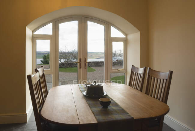 Mesa da sala de jantar com portas que levam ao terraço — Fotografia de Stock