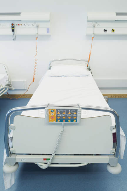 Hospital bed in vacant hospital room — Stock Photo