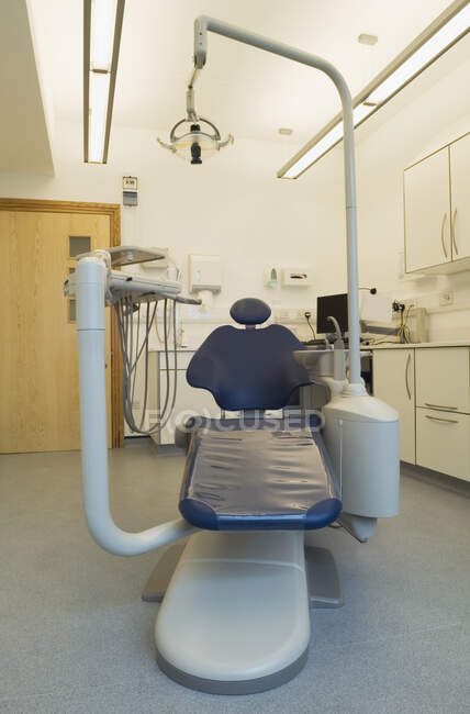Стоматологічне крісло в інтер'єрі сучасної клініки — стокове фото